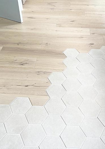 Pose carrelage et parquet dans une cuisine ouverte sur le séjour à Plaisir (78370)