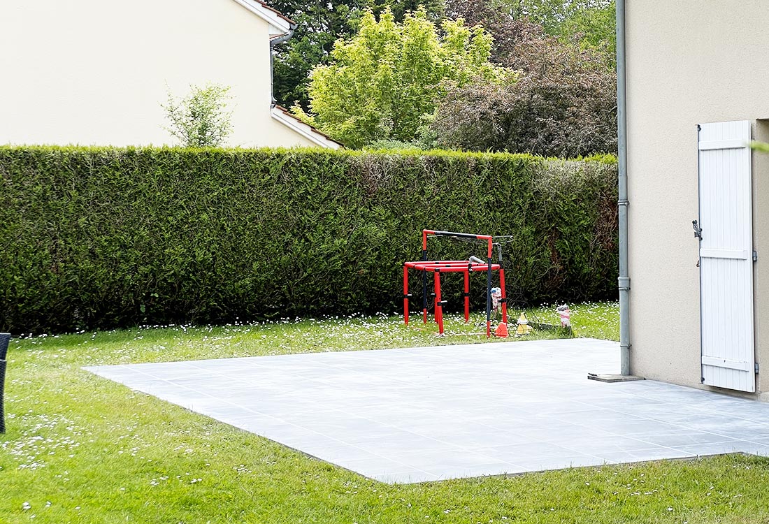 Terrasse extérieure dans le jardin d'une maison à Voisins-le-Bretonneux (78960)