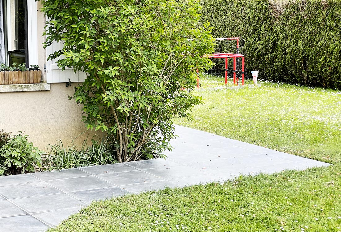 Terrasse extérieure dans le jardin d'une maison à Voisins-le-Bretonneux (78960)