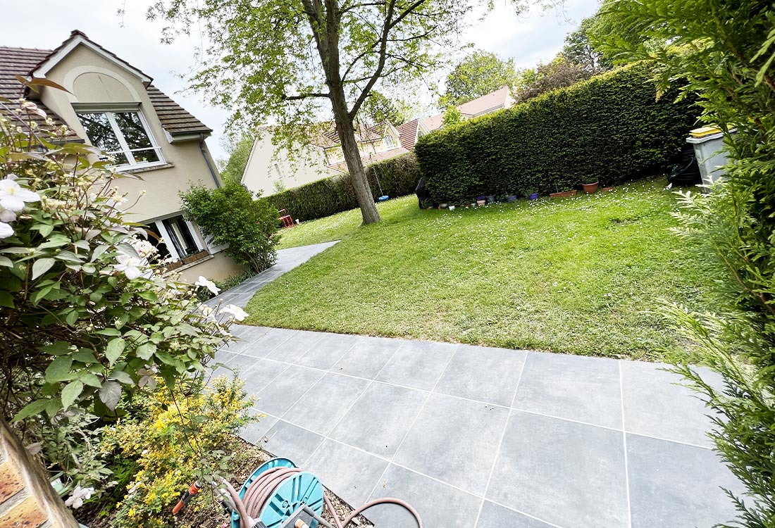 Terrasse extérieure dans le jardin d'une maison à Voisins-le-Bretonneux (78960)