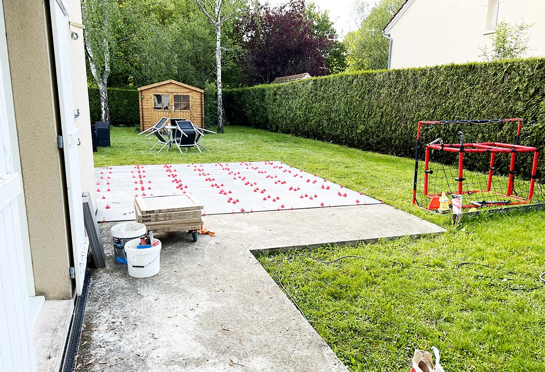 Pendant la pose de la terrasse